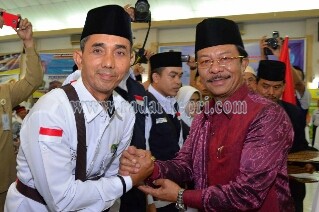 Ketua DPRD Kepri, Jumaga Nadeak SH saat melepas jemaah calon haji asal Kepri, Selasa (09/08).