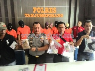 Kabag Ops Polres Tanjungpinang, kompol Sujoko dan Kasat Narkoba, AKP Abdul Rahman saat gelar jumpa pers pengungkapan 6 pelaku narkoba, Sabtu (13/08).