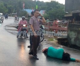 Mayat wanita tanpa identitas yang ditemukan di pinggir jalan simpang Perla, Tanjungpinang, Minggu (14/08) pagi.