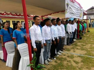 Warga binaan Lapas Kilometer 18 menyanyikan lagu Indonesia Raya saat menerima  remisi, Kamis (17/08).
