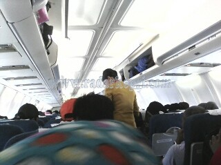 Pramugari Sri Wijaya Air saat menertibkan barang bawaan penumpang.