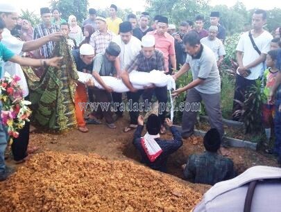Jenazah Fitra Ningrum saat dikebumikan di TPU Anggrek Merah, Tanjungpinang.