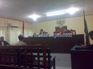 Terdakwa Djodi Wirahadikusuma saat mendengarkan tuntutan di PN Tanjungpinang, Kamis (01/09).