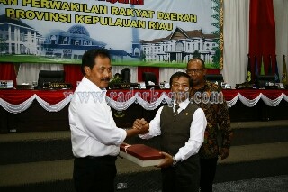 Gubernur Kepri menyerahkan Ranperda SOTK Kepri ke Ketua DPRD Kepri, Kamis (01/09).