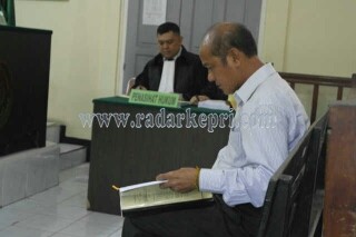 Djodi Wirahadikusuma saat mendengarkan pembelaan ysng disampaikan oleh Haposan Sihombing SH & Partmer di PN Tanjungpinang, Kamis (08/09).