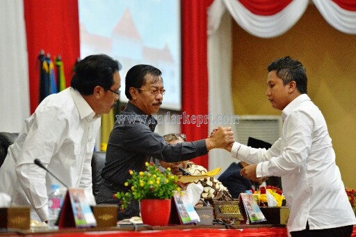 Ketua DPRD Kepri, Jumaga Nadeak SH menerima pandangan fraksi Golkar yang disampaikan Tedy Jun Askara.