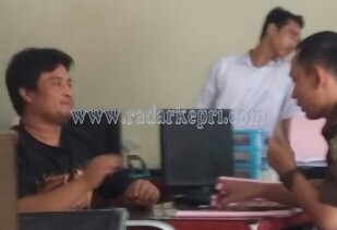 Tersangka Edi Wiyono saat p21 tahap dua di Kejari Tanjungpinang, Senin (26/09).
