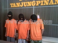 Inilah tiga tersangka narkiba yang ditangkap Satres Narkoba Polres Tanjungpinang.