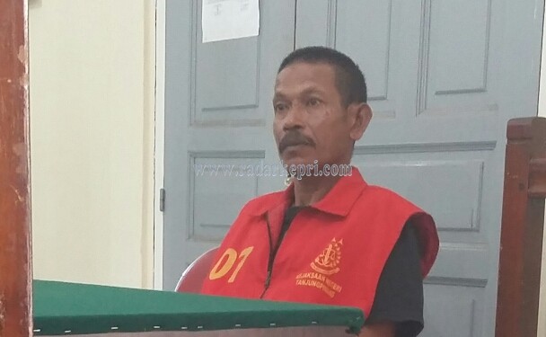 Terdakwa Bahar saat disidangkan di PN Tanjungpinang, Selasa (04/09).