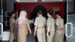 Ketua PGRI Kepri saat melaporkan base camp cafe ke polisi.