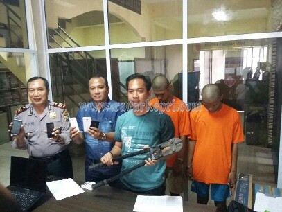 AKP Andri Kurniawan SIK , Kasat Reskrim Polres Tanjungpinang saat konfrensi pers pencurian toko hp, Kamis (06/10).