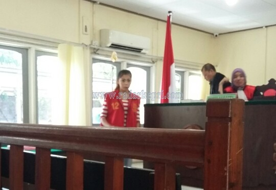 Putri Viora saat mendengarkan putiusan di PN Tanjungpinang, Senin (10/10).
