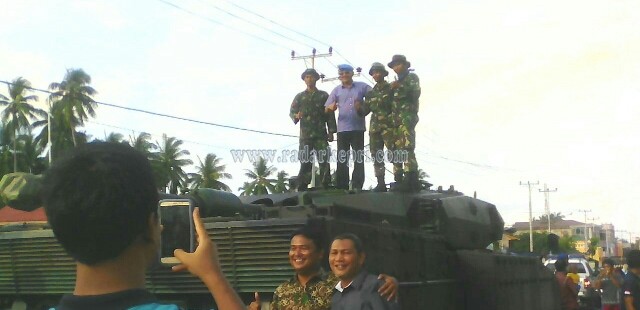 Bupati Natuna saat berfoto diatas tank milik TNI.