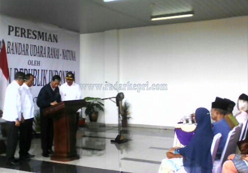 Presiden RI, Joko Widodo menandatangani prasasti peresmian bandara engclave civil Ranai.