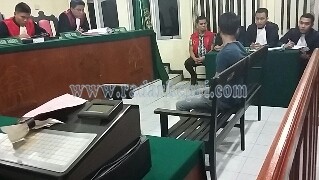 Adi, adik terdakwa Razikin saat memberikan keterangan dipersidangan di PN Tanjungpinang, Rabu (02/11).