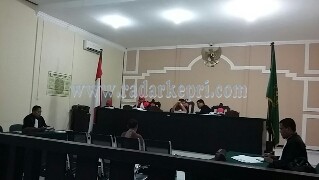 Rustam Sinaga saat disidangkan di pengadilan Tipikor pada PN Tanjungpinang.