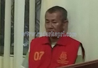 Batman alias Lauta saat disidangkan di PN Tanjungpinang, Senin (14/11).