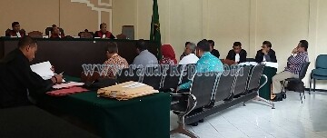 Amat Yani (baju hijau) saat memberikan keteranfan di persidangan dengan terdakwa Said Moch Damri,Selasa (15/11) di Pengadilan Tipikor pada PN Tanjungpinang.