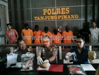 Wakapolres Tanjungpinang saat konfrensi pers ekspos penangkapan 6 tersangka penyalahgunaan narkoba.
