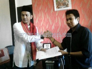 Iwan Pangabean dan Jailani, Sekjen AJI Batam-Tanjungpinang sepakat berdamai.