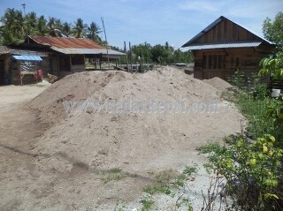 Tumpukan pasir darat yang ditambang secara ilegal di pulau Kundur.