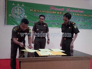 Supardi SH, Kasi Pidum Kejari Tanjungpinang sedang menandatangani berkas sertijab.