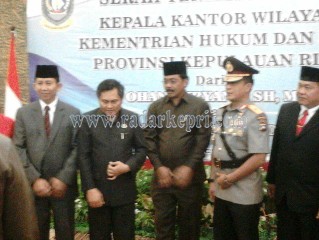 Gubernur Kepri, Nurdin Basirun (pakai peci) saat menghadiri sertijab Kakanwil Depkum HAM Kepri.